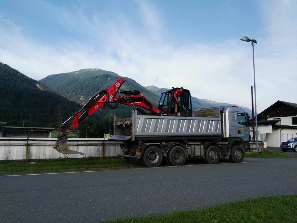 Bagger bei Erdarbeiten