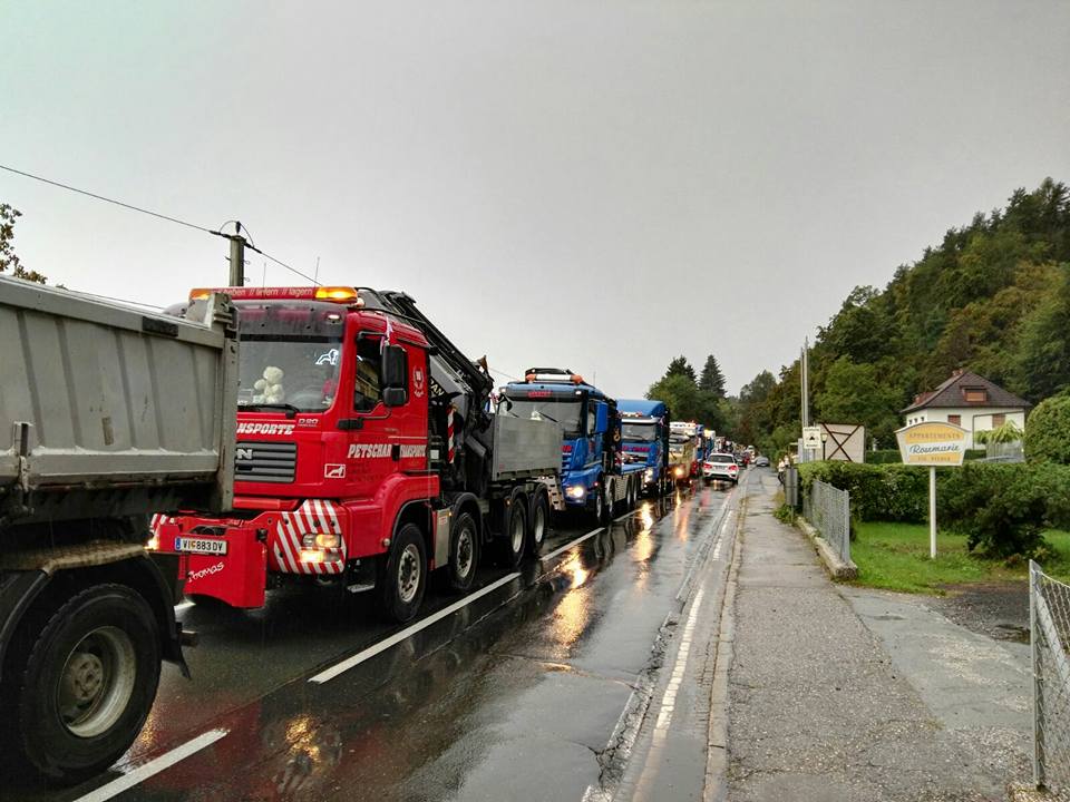 LKW-Kolonne auf der Straße